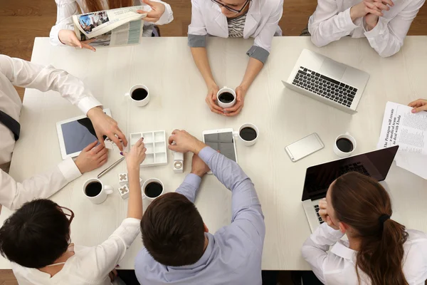 Grupo Empresarios Que Trabajan Escritorio Vista Superior — Foto de Stock