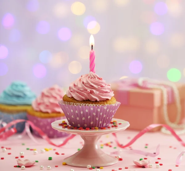 Leckere Cupcakes auf dem Tisch auf hellem Hintergrund — Stockfoto