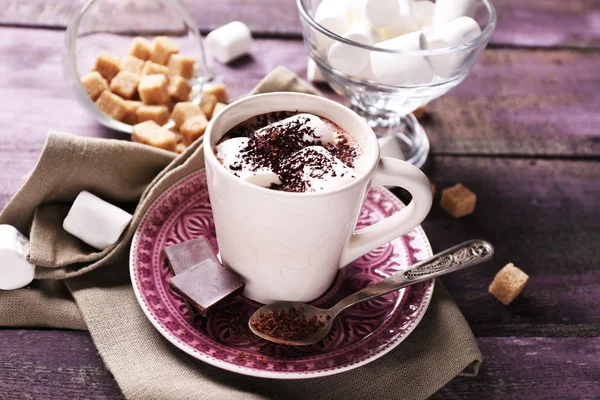 Chocolate caliente con malvaviscos en taza, sobre fondo de madera de color — Foto de Stock