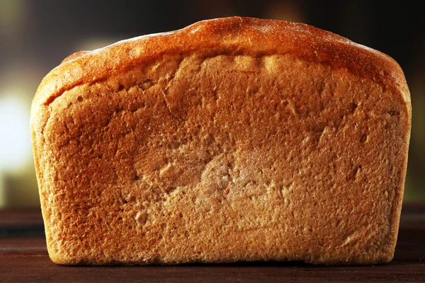 Roti segar di atas meja dengan latar belakang cerah — Stok Foto