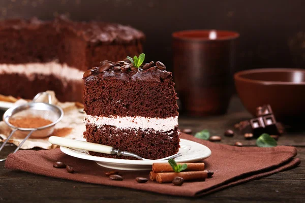 Delicioso pastel de chocolate en la mesa sobre fondo marrón —  Fotos de Stock