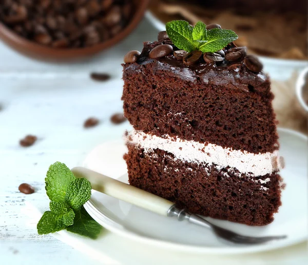 Delicioso bolo de chocolate na mesa close-up — Fotografia de Stock