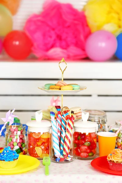 Geburtstagstisch mit Süßigkeiten für Kinderfest vorbereitet — Stockfoto