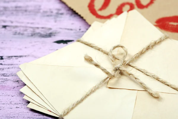 Cartas de amor no fundo de madeira — Fotografia de Stock