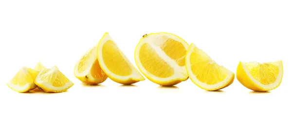 Šťavnaté plátky citronu, izolované na bílém — Stock fotografie