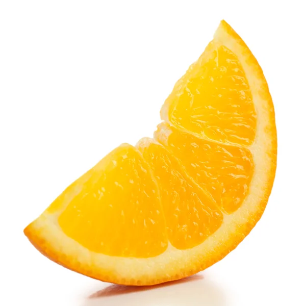 Fatia suculenta de laranja isolada em branco — Fotografia de Stock