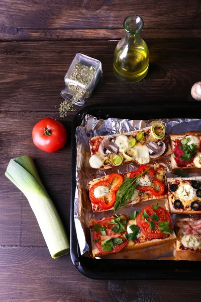 Panini diversi con verdure e formaggio su padella sul tavolo da vicino — Foto Stock