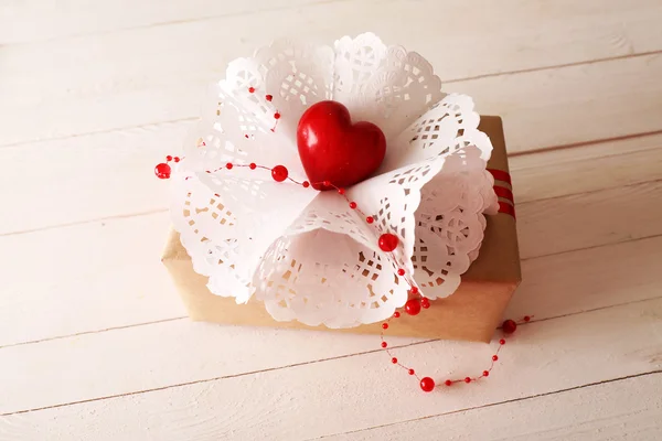 Belle boîte cadeau sur fond en bois. Concept Saint-Valentin — Photo