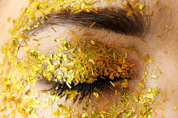 Kvinnliga ögat med fancy glitter makeup, makro Visa — Stockfoto