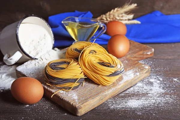 Nature morte de la préparation des pâtes sur fond de bois rustique — Photo