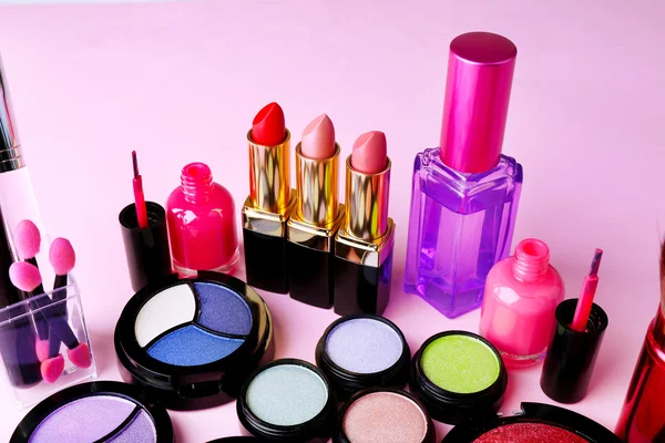 Aantal decoratieve cosmetica op lichte kleurrijke achtergrond — Stockfoto