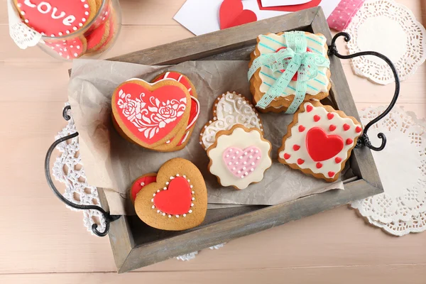 Cookies em forma de coração para dia dos namorados na bandeja, na cor de fundo de madeira — Fotografia de Stock