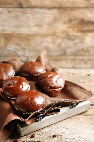 Ahşap masa üzerinde lezzetli ev yapımı çikolatalı kek — Stok fotoğraf