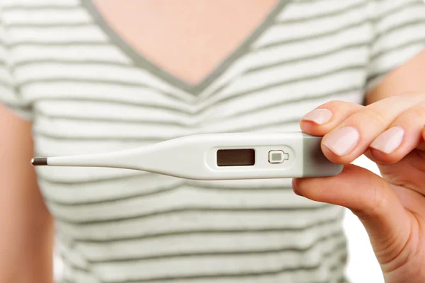 Vrouw houden thermometer close-up — Stockfoto