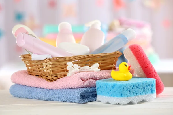Akcesoria dla niemowląt do kąpieli na stole na jasnym tle — Zdjęcie stockowe