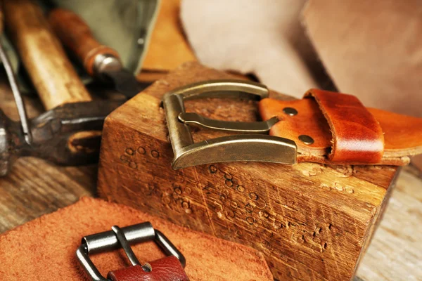 Herramientas artesanales con cinturón de cuero en la mesa de cerca — Foto de Stock