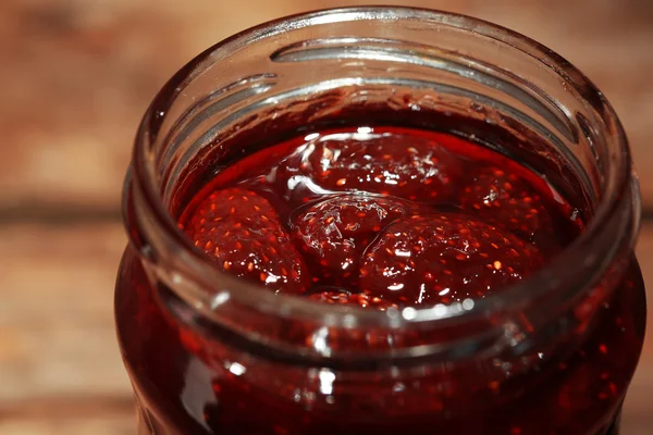 Vaso di marmellata di fragole da vicino — Foto Stock