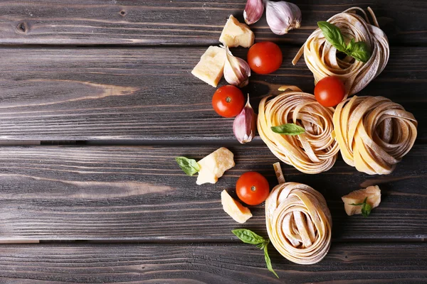 Pasta casera cruda con queso y verduras sobre fondo de madera —  Fotos de Stock