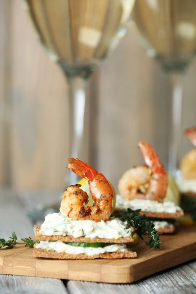 Vorspeise Canape mit Garnelen und Gurken auf Teller auf dem Tisch in Großaufnahme — Stockfoto