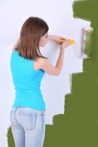 美丽的女孩油漆墙在房间里 — 图库照片