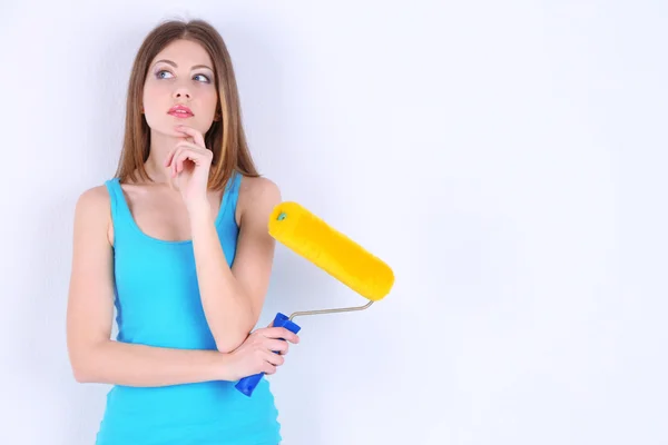 Bella ragazza con rullo vicino al muro — Foto Stock