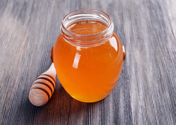 Läcker honung på tabell närbild — Stockfoto