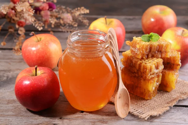 Delizioso miele con mela in tavola primo piano — Foto Stock