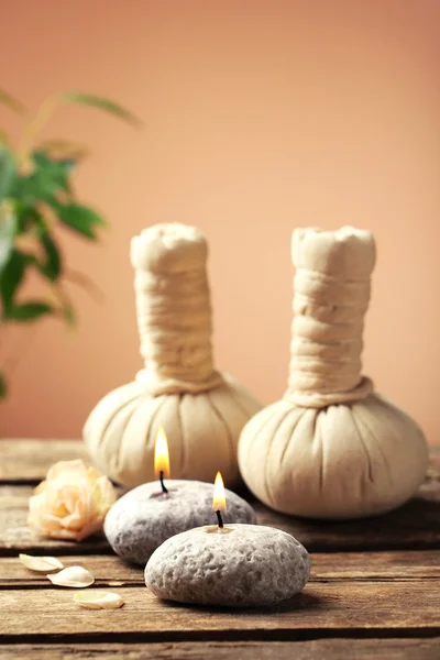 Prachtige spa samenstelling op houten tafel, op bruine achtergrond — Stockfoto