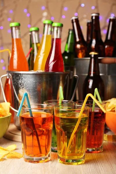 Przygotowanej tabeli z napój party — Zdjęcie stockowe