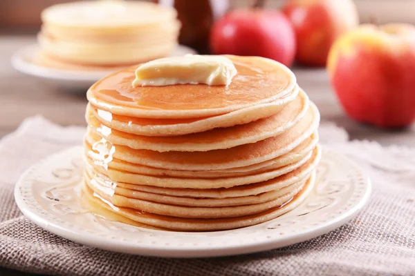 Läckra pannkakor med honung på tallriken på bordet närbild — Stockfoto