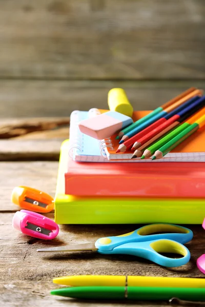 Papelaria da escola brilhante na velha mesa de madeira — Fotografia de Stock