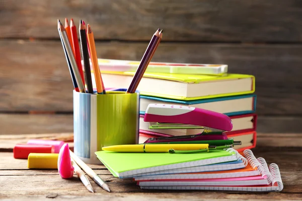 Papelería brillante de la escuela en la vieja mesa de madera —  Fotos de Stock