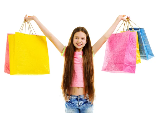 Belle petite fille avec des sacs à provisions, isolé sur blanc — Photo