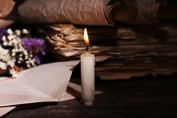 Bodegón con libros retro y velas en la mesa de madera, primer plano —  Fotos de Stock