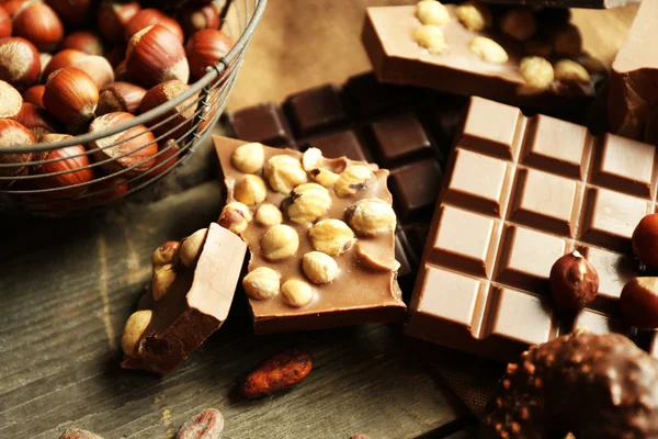 Natürmort çikolata fındık, closeup ile dizi — Stok fotoğraf