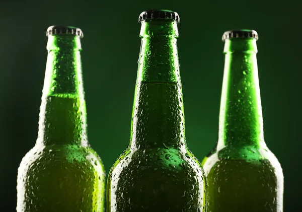 Bottiglie di vetro di birra su sfondo scuro — Foto Stock