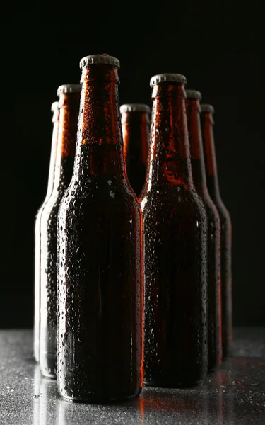 Bottiglie di vetro di birra su sfondo scuro — Foto Stock