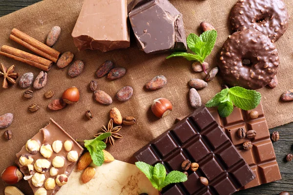 Cioccolato alla menta, spezie e chicchi di caffè in tavola, primo piano — Foto Stock