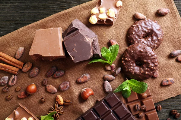 Coklat dengan mint, rempah-rempah dan biji kopi di atas meja, closeup — Stok Foto