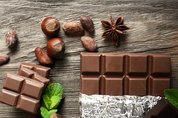 Set di cioccolato piccante sul tavolo di legno, primo piano — Foto Stock