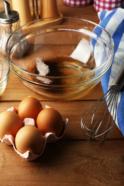 Zubereitungscreme mit Eiern in Glasschale auf Holzgrund — Stockfoto