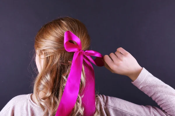 Coiffure féminine avec ruban de couleur sur fond sombre — Photo