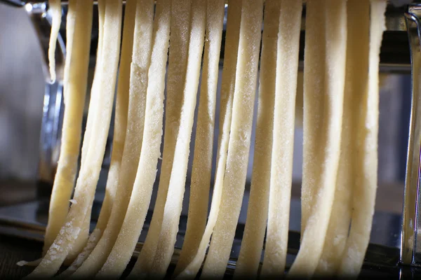 Hacer fideos con máquina de pasta, primer plano — Foto de Stock