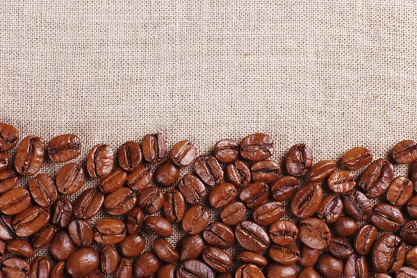 Kahve çekirdekleri renk çul arka plan çerçevesinde — Stok fotoğraf