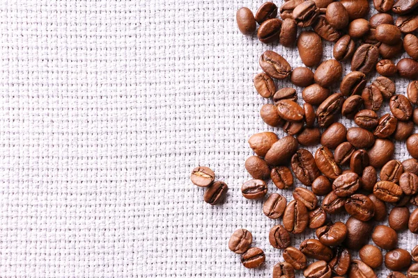 Rahmen aus Kaffeebohnen auf Sacktuch Hintergrund — Stockfoto