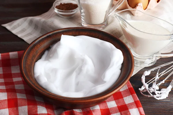 Clara de huevo batida y otros ingredientes para la crema en la mesa de madera, primer plano —  Fotos de Stock