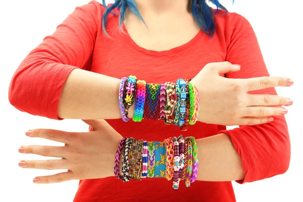 Mani femminili con bracciali, primo piano — Foto Stock