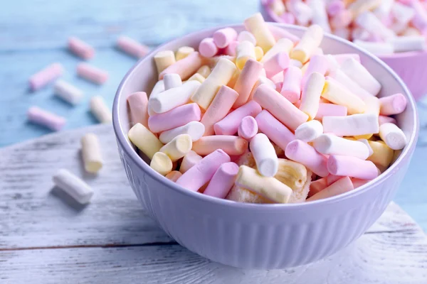 Süßigkeiten auf farbigem Holztisch, Nahaufnahme — Stockfoto