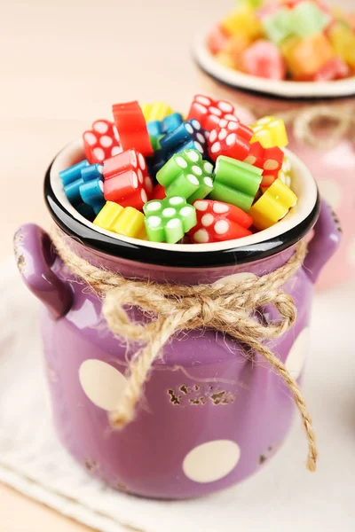 Солодкі цукерки на кольоровому дерев'яному столі, крупним планом — стокове фото
