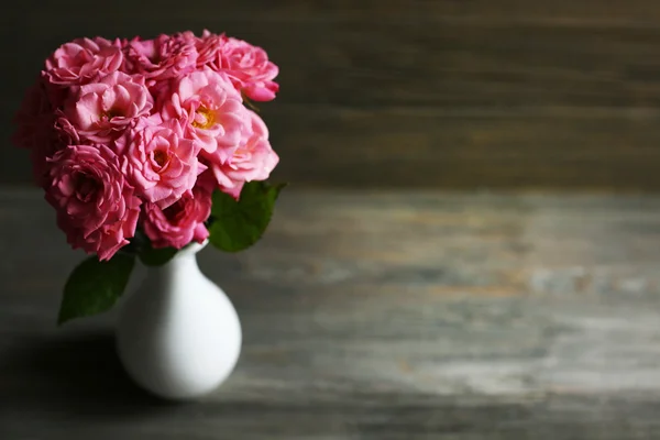 Bouquet of beautiful fresh roses on wooden background — Stock Photo, Image